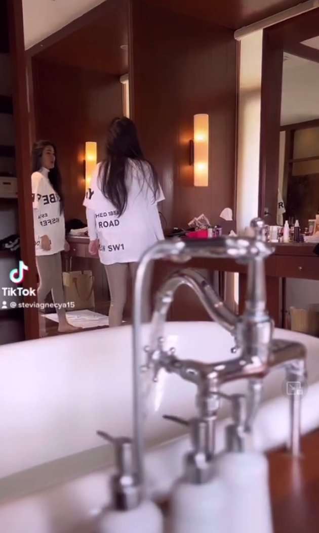 Potret Stevi Agnecya Lepas Pasang Hijab, Jadi Pro Kontra!