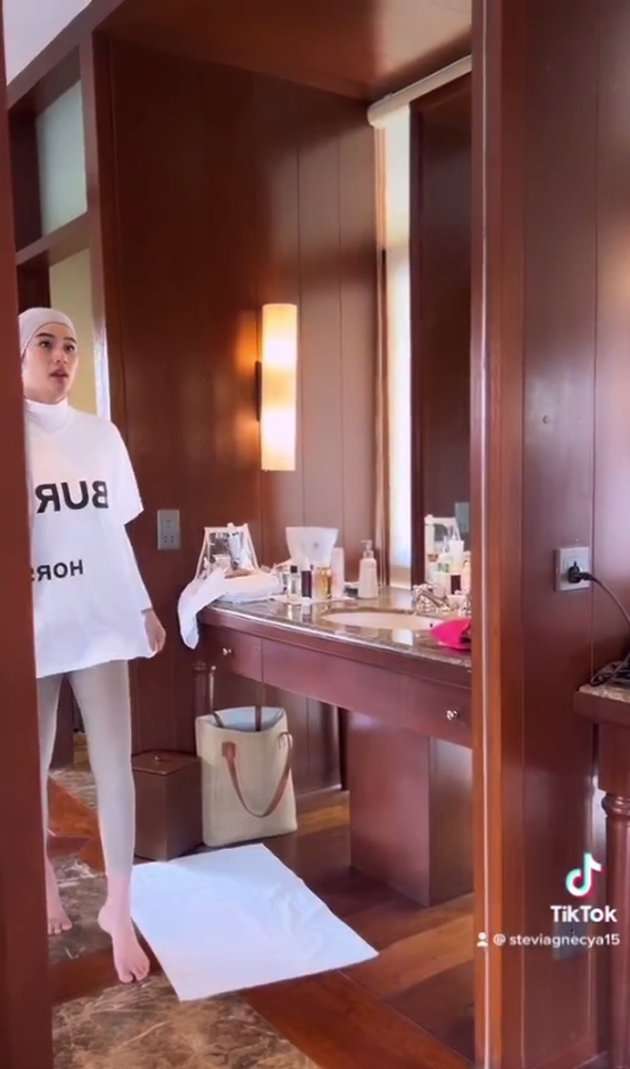 Potret Stevi Agnecya Lepas Pasang Hijab, Jadi Pro Kontra!