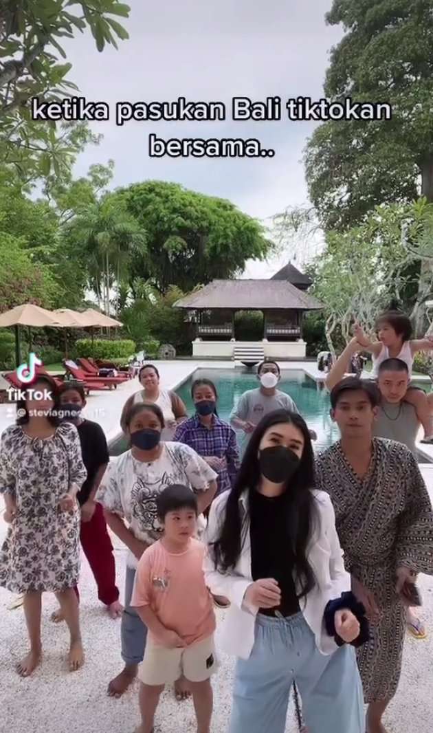 Potret Stevi Agnecya Lepas Pasang Hijab, Jadi Pro Kontra!