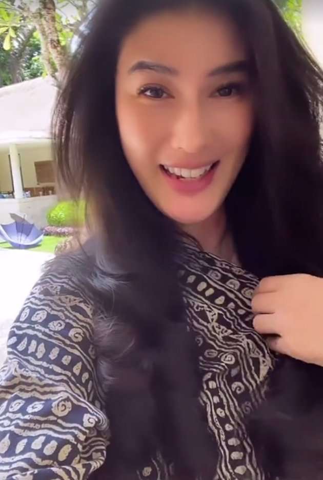 Potret Stevi Agnecya Lepas Pasang Hijab, Jadi Pro Kontra!