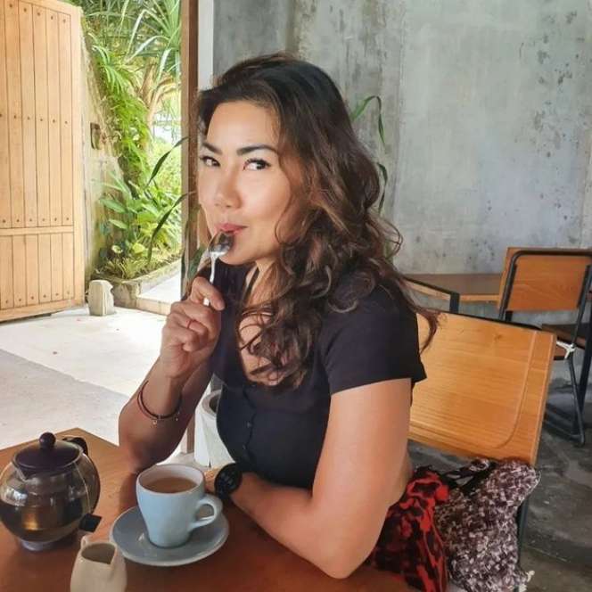 8 Potret Inge Anugrah, Istri Ari Wibowo yang Jarang Tersorot, Usia 42 Tapi Bodygoals & Hot Abis! 