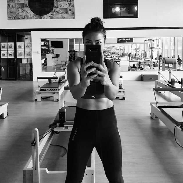 8 Potret Inge Anugrah, Istri Ari Wibowo yang Jarang Tersorot, Usia 42 Tapi Bodygoals & Hot Abis! 