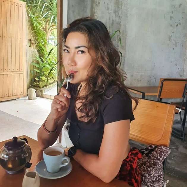 8 Potret Inge Anugrah, Istri Ari Wibowo yang Jarang Tersorot, Usia 42 Tapi Bodygoals & Hot Abis! 