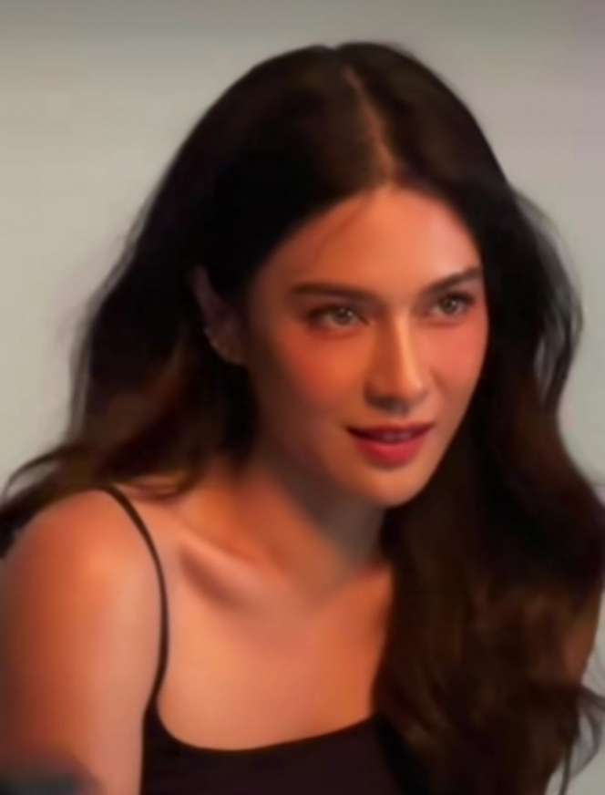 Dian Sastro Tampil Flawless Hasil Riasan Philipe Karunia
