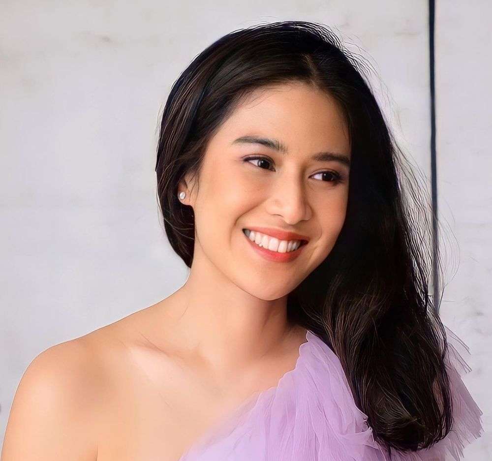 Dian Sastro Tampil Flawless Hasil Riasan Philipe Karunia