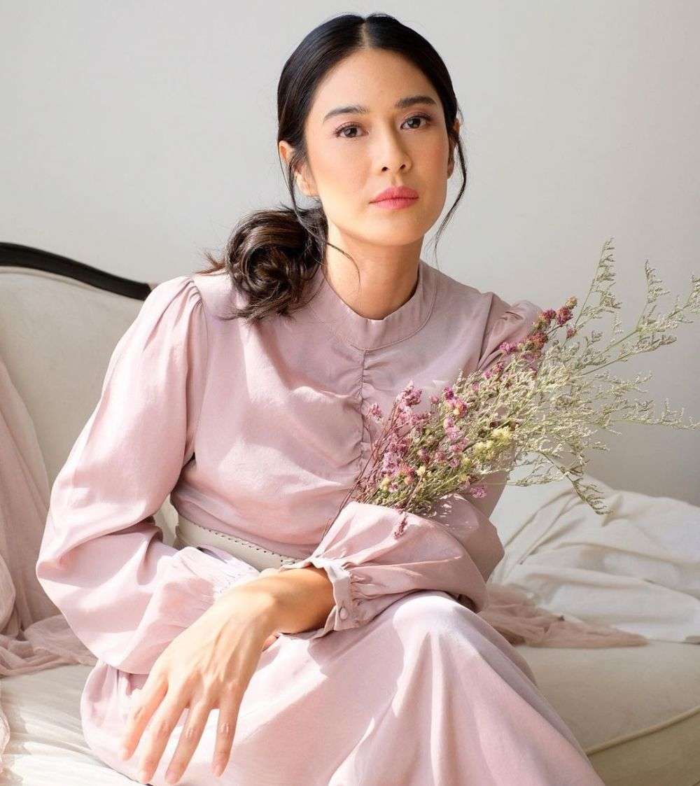 Dian Sastro Tampil Flawless Hasil Riasan Philipe Karunia