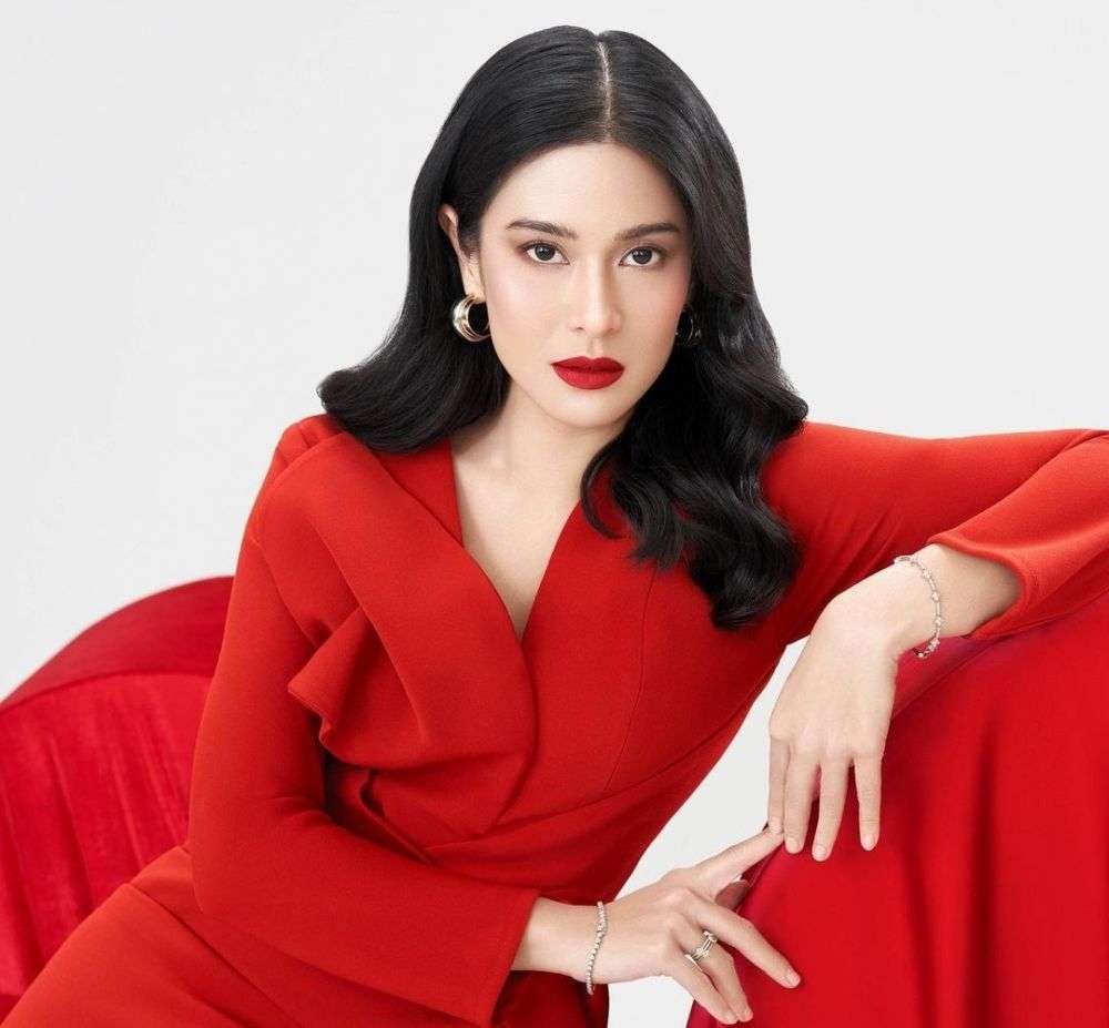 Dian Sastro Tampil Flawless Hasil Riasan Philipe Karunia