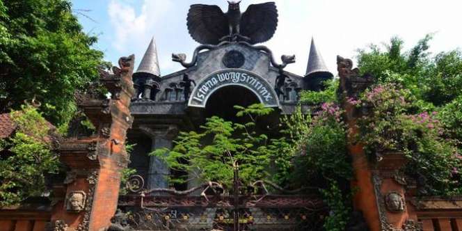 9 Potret Rumah Artis yang Unik & Nyeleneh, Istana Ki Joko Bodo Keren Abis, Ada Candi Megah!