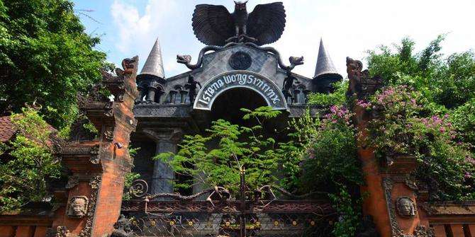 9 Potret Rumah Artis yang Unik & Nyeleneh, Istana Ki Joko Bodo Keren Abis, Ada Candi Megah!