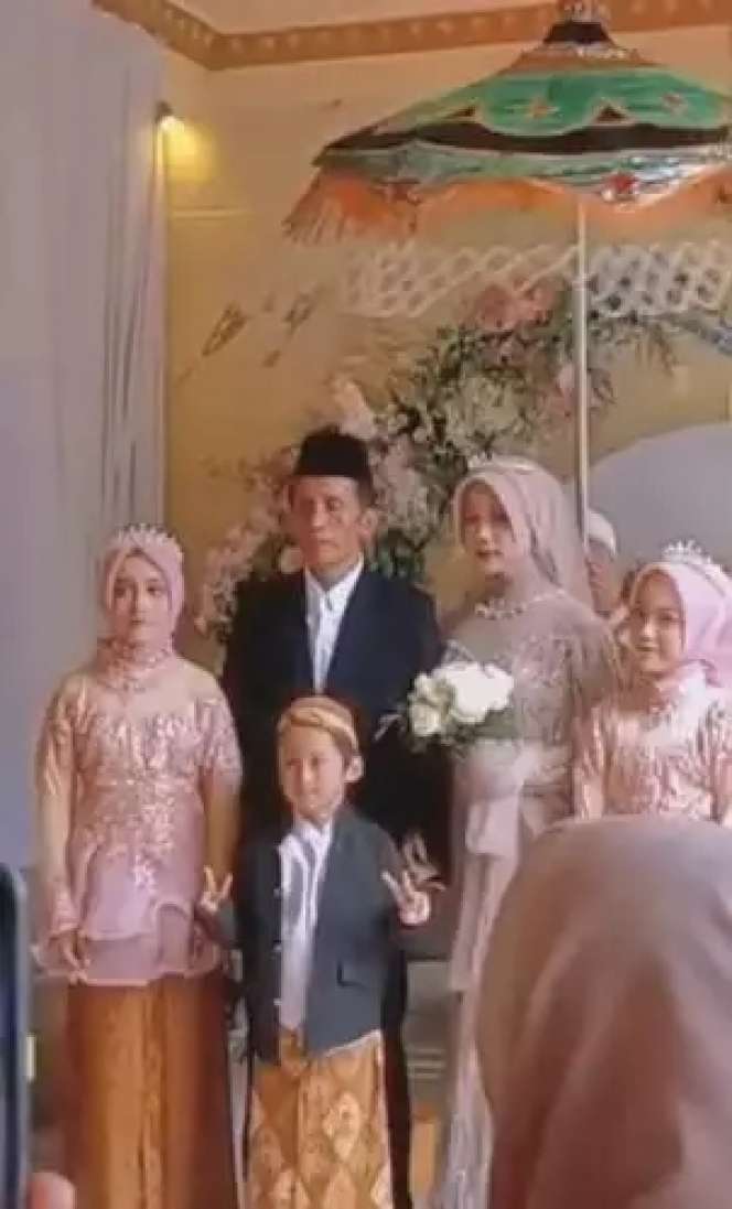 Dikira Bapak Ternyata Suaminya, Viral Pasangan Beda Usia 28 Tahun, Lihat 8 Potretnya Bikin Netizen Julid
