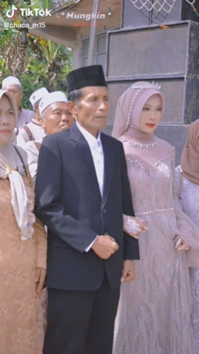 Dikira Bapak Ternyata Suaminya, Viral Pasangan Beda Usia 28 Tahun, Lihat 8 Potretnya Bikin Netizen Julid