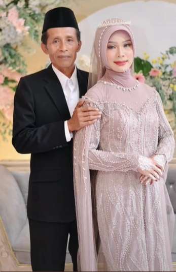 Dikira Bapak Ternyata Suaminya, Viral Pasangan Beda Usia 28 Tahun, Lihat 8 Potretnya Bikin Netizen Julid