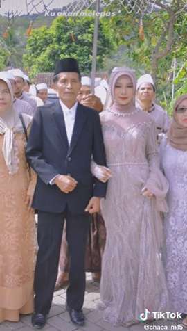 Dikira Bapak Ternyata Suaminya, Viral Pasangan Beda Usia 28 Tahun, Lihat 8 Potretnya Bikin Netizen Julid
