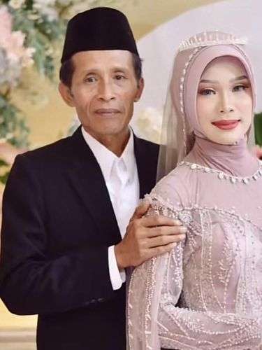 Dikira Bapak Ternyata Suaminya, Viral Pasangan Beda Usia 28 Tahun, Lihat 8 Potretnya Bikin Netizen Julid