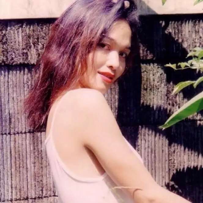 Potret Masa Muda Bunda Corla `Ratu Jreng`, Dulunya Model dan Artis Seksi, Disebut Mirip Angelina Jolie!