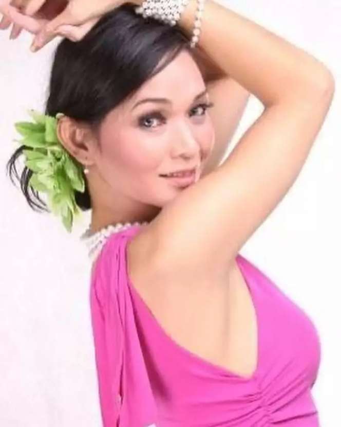 Potret Masa Muda Bunda Corla `Ratu Jreng`, Dulunya Model dan Artis Seksi, Disebut Mirip Angelina Jolie!