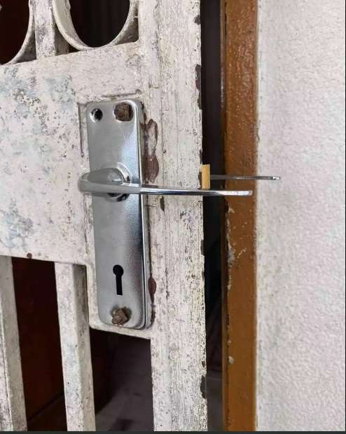 10 Potret Kocak Salah Pasang Pintu, Bikin Mikir Dua Kali!