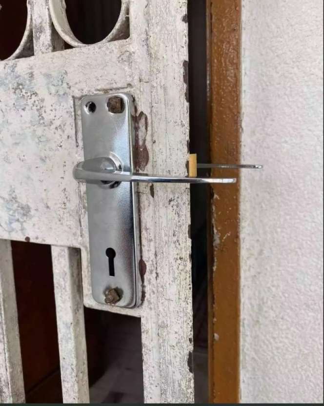 10 Potret Kocak Salah Pasang Pintu, Bikin Mikir Dua Kali!