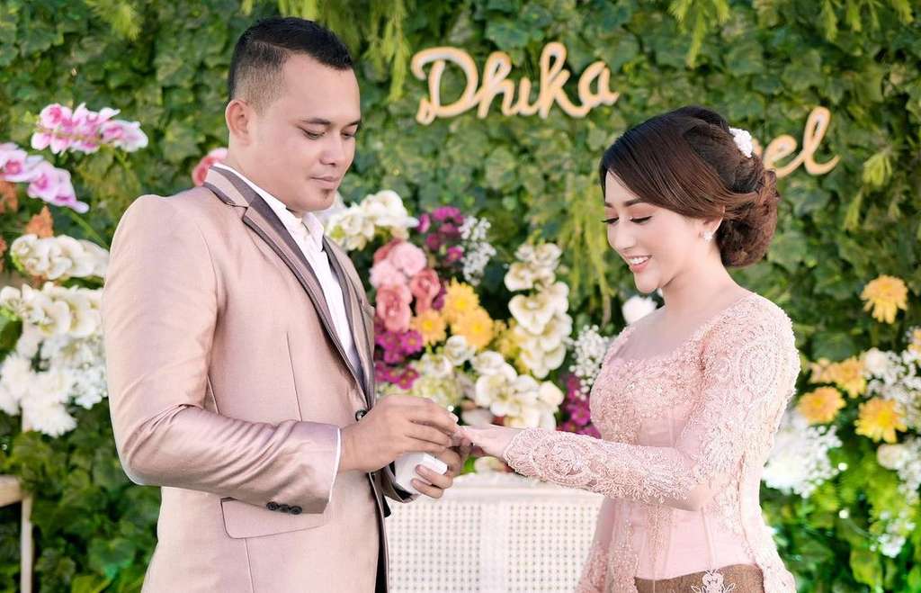 Ingat Kades Cantik Lamongan yang Viral? Dikabarkan Menikah, Suami Bukan Orang Sembarangan, Pesta Digelar 4 Hari 4 Malam!