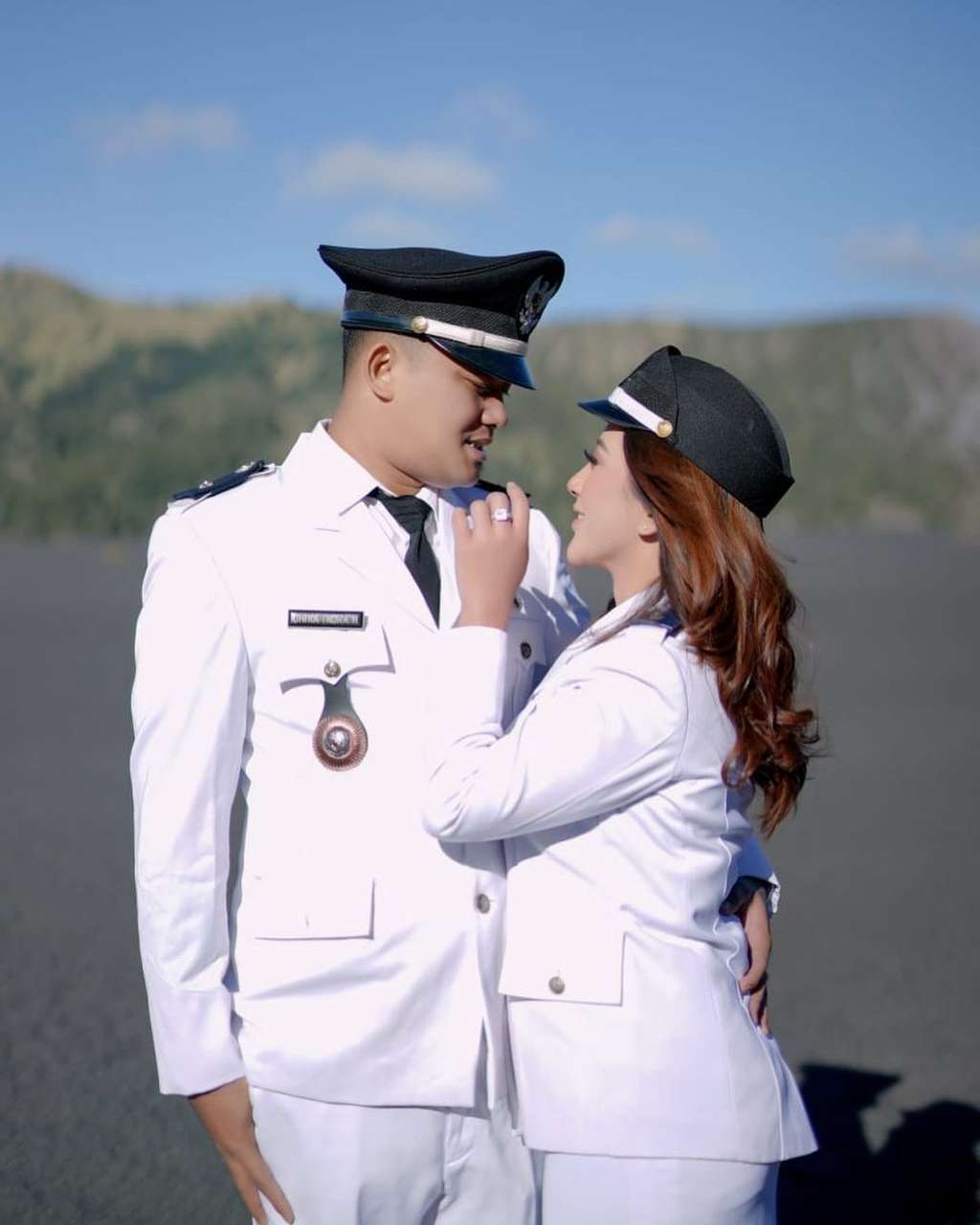 Ingat Kades Cantik Lamongan yang Viral? Dikabarkan Menikah, Suami Bukan Orang Sembarangan, Pesta Digelar 4 Hari 4 Malam!