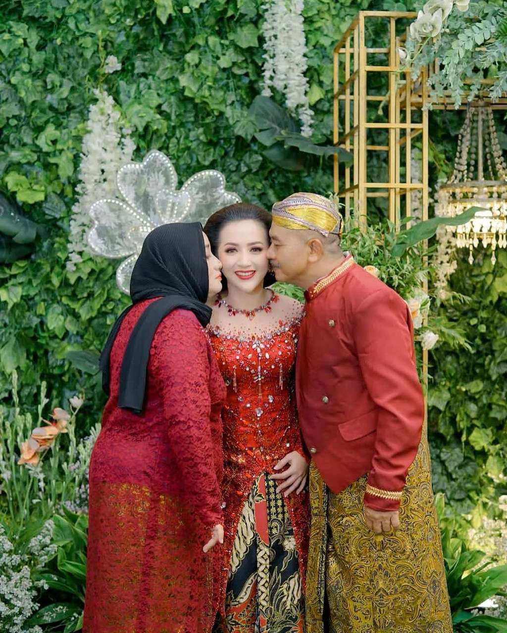 Ingat Kades Cantik Lamongan yang Viral? Dikabarkan Menikah, Suami Bukan Orang Sembarangan, Pesta Digelar 4 Hari 4 Malam!