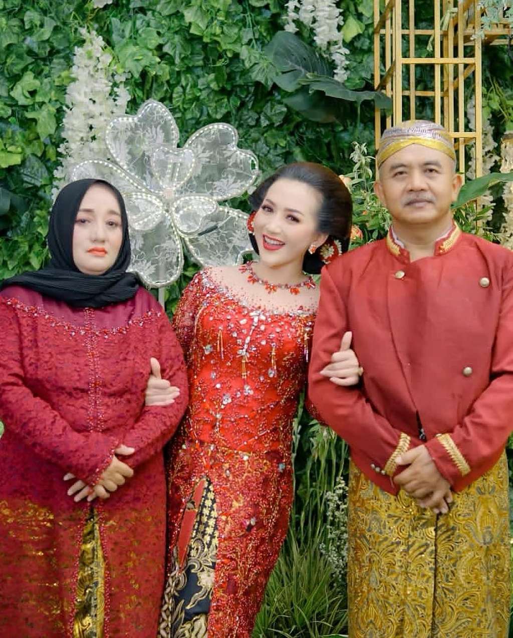 Ingat Kades Cantik Lamongan yang Viral? Dikabarkan Menikah, Suami Bukan Orang Sembarangan, Pesta Digelar 4 Hari 4 Malam!