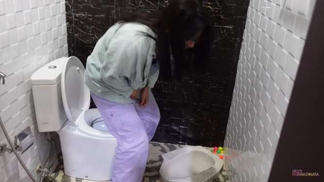 8 Potret Kondisi Toilet Viral di Rumah Ayu Ting Ting, Hesti Purwadinata Ngakak Saat Cobain!