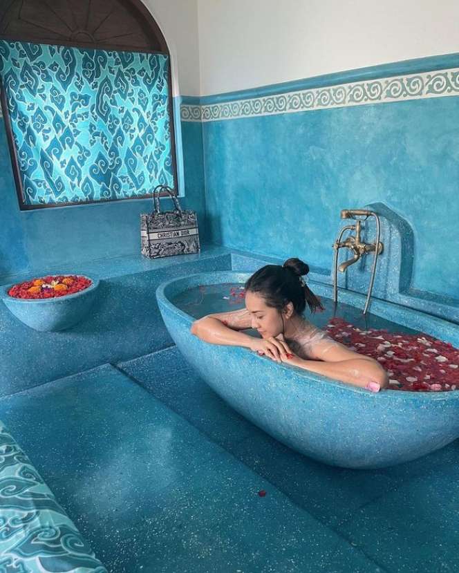 Potret Gaya Seleb Berpose dalam Bathtub, Anya Geraldine Paling Disorot