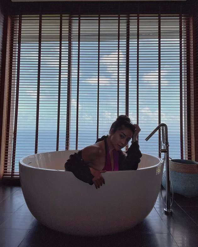 Potret Gaya Seleb Berpose dalam Bathtub, Anya Geraldine Paling Disorot
