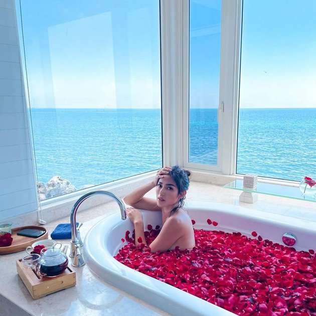 Potret Gaya Seleb Berpose dalam Bathtub, Anya Geraldine Paling Disorot