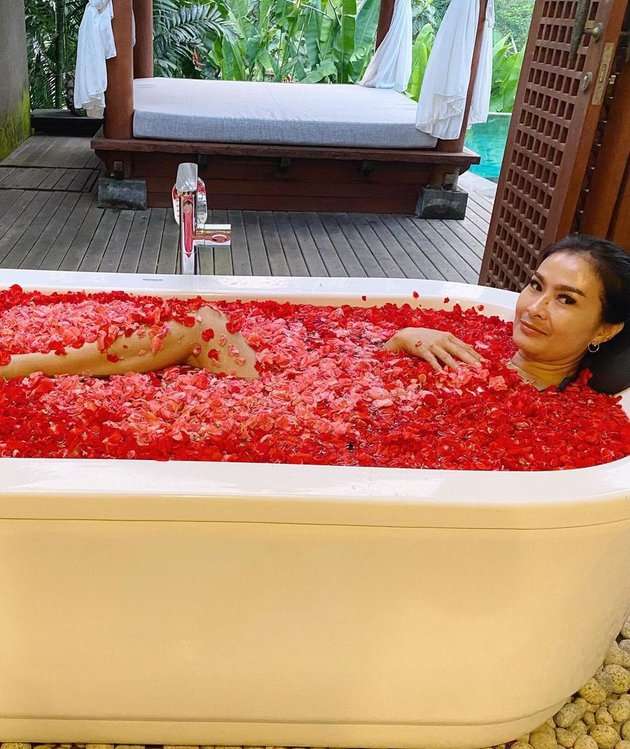Potret Gaya Seleb Berpose dalam Bathtub, Anya Geraldine Paling Disorot