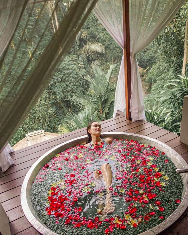Potret Gaya Seleb Berpose dalam Bathtub, Anya Geraldine Paling Disorot