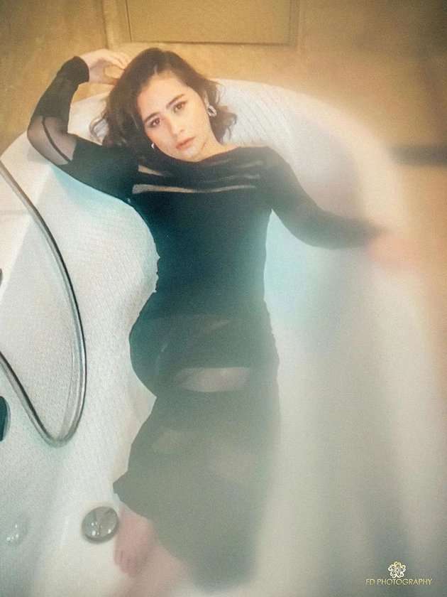 Potret Gaya Seleb Berpose dalam Bathtub, Anya Geraldine Paling Disorot