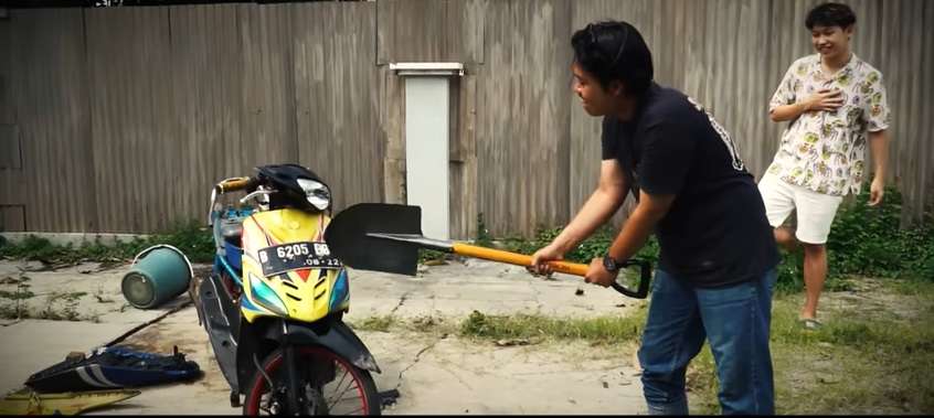 Detik-detik Motor Dilan Cepmek Dihancurkan, Ternyata Endingnya Bikin Haru!