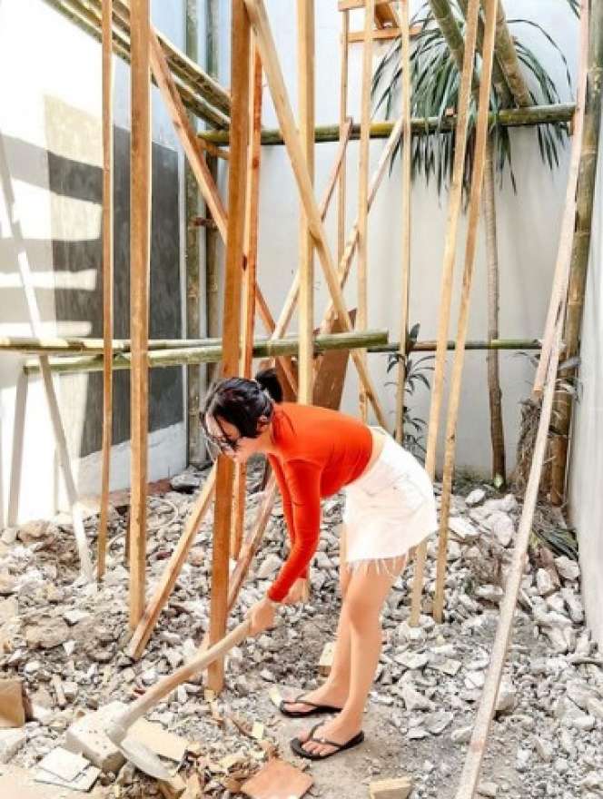 Artis Cantik Ini Pamer Gaya Saat Jadi Tukang Bangunan, Netizen Malah Salfok: `Ini Mah Kuli Mahal`