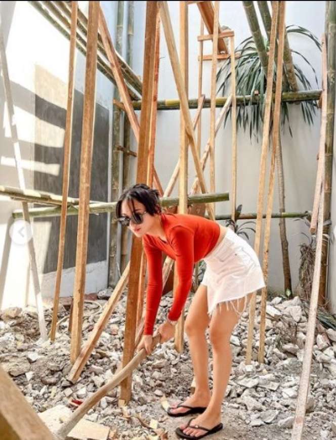 Artis Cantik Ini Pamer Gaya Saat Jadi Tukang Bangunan, Netizen Malah Salfok: `Ini Mah Kuli Mahal`