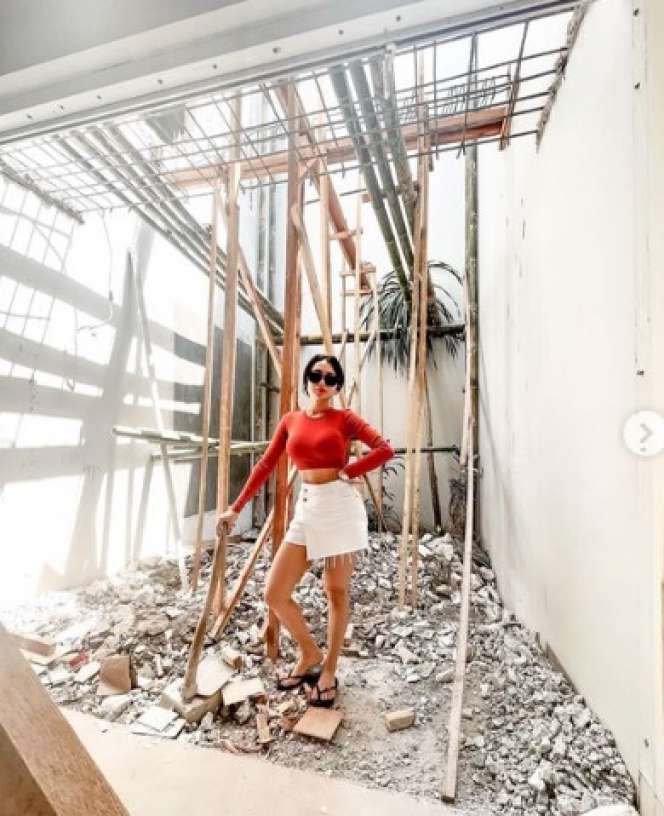 Artis Cantik Ini Pamer Gaya Saat Jadi Tukang Bangunan, Netizen Malah Salfok: `Ini Mah Kuli Mahal`