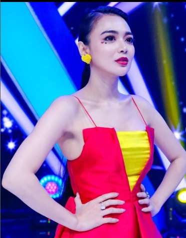 Artis Cantik Ini Pamer Gaya Saat Jadi Tukang Bangunan, Netizen Malah Salfok: `Ini Mah Kuli Mahal`