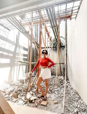 Artis Cantik Ini Pamer Gaya Saat Jadi Tukang Bangunan, Netizen Malah Salfok: `Ini Mah Kuli Mahal`