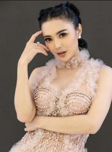 Artis Cantik Ini Pamer Gaya Saat Jadi Tukang Bangunan, Netizen Malah Salfok: `Ini Mah Kuli Mahal`