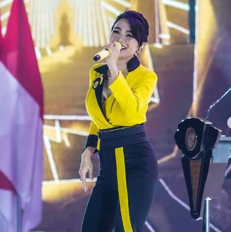 Artis Cantik Ini Pamer Gaya Saat Jadi Tukang Bangunan, Netizen Malah Salfok: `Ini Mah Kuli Mahal`