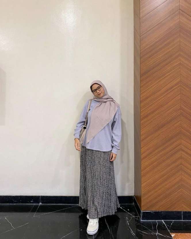 8 Potret Nesyana Istri Ben Kasyafani, Gayanya Bertolak Belakang dengan Mantan, Kalem & Sederhana!