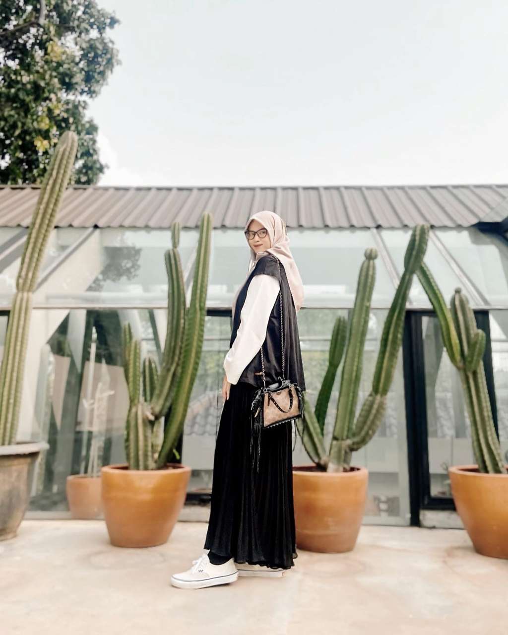 8 Potret Nesyana Istri Ben Kasyafani, Gayanya Bertolak Belakang dengan Mantan, Kalem & Sederhana!