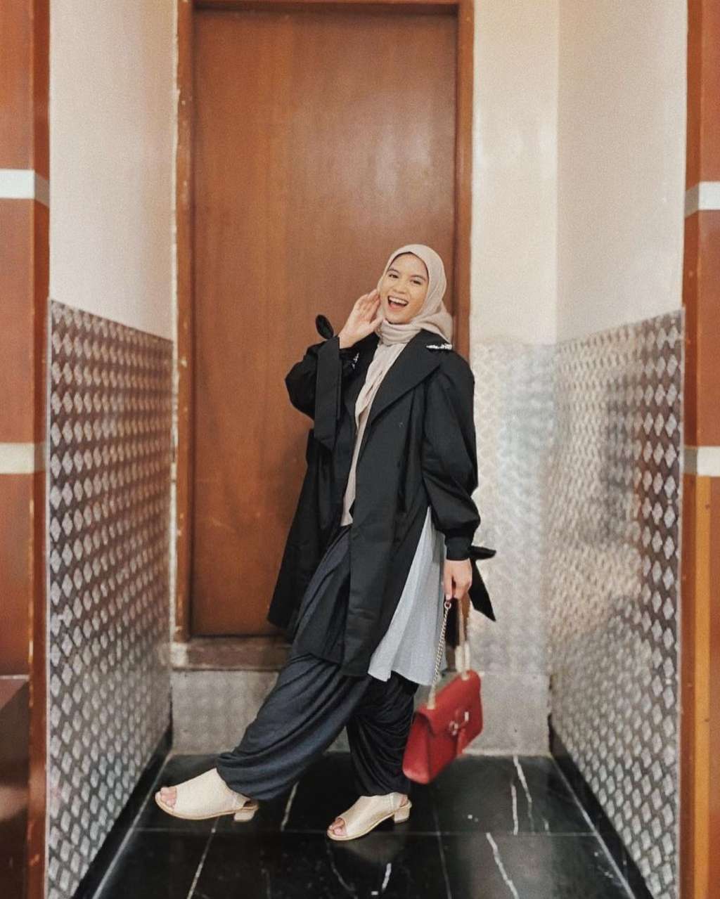 8 Potret Nesyana Istri Ben Kasyafani, Gayanya Bertolak Belakang dengan Mantan, Kalem & Sederhana!