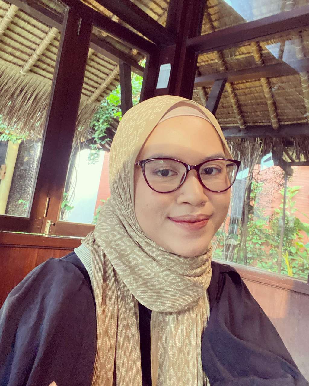 8 Potret Nesyana Istri Ben Kasyafani, Gayanya Bertolak Belakang dengan Mantan, Kalem & Sederhana!