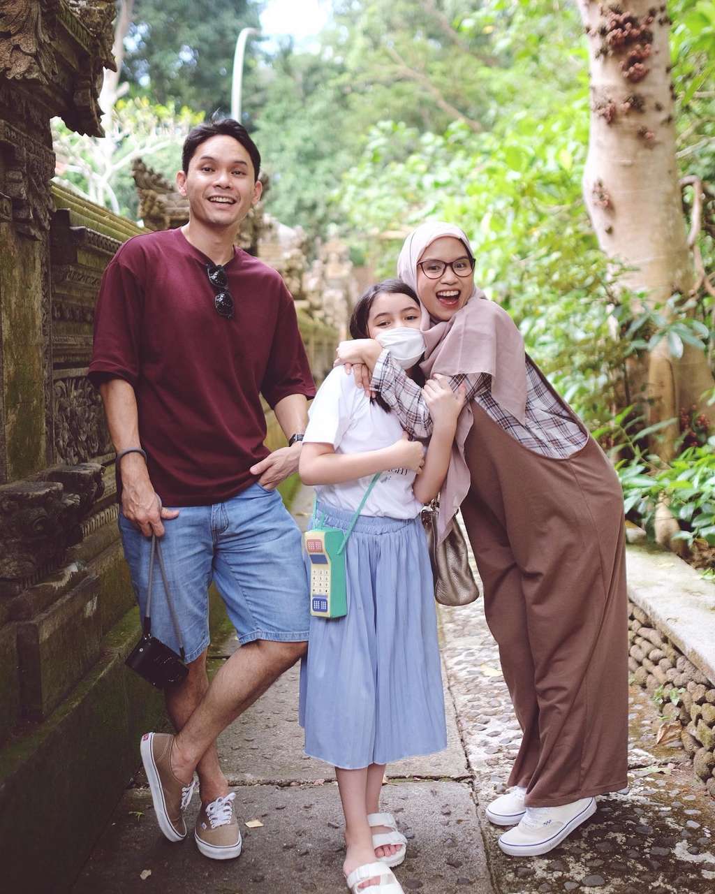 8 Potret Nesyana Istri Ben Kasyafani, Gayanya Bertolak Belakang dengan Mantan, Kalem & Sederhana!