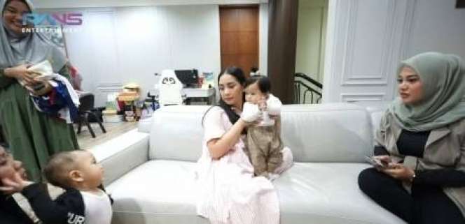 Tingkah Kocak Rayyanza Lihat Nagita Slavina Momong Baby Ameena, Nangis dan Langsung Kabur