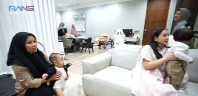Tingkah Kocak Rayyanza Lihat Nagita Slavina Momong Baby Ameena, Nangis dan Langsung Kabur