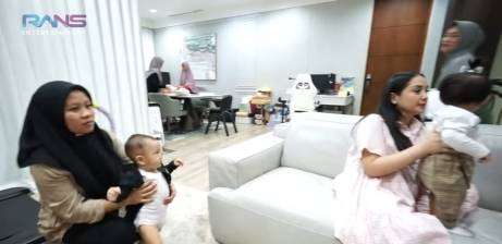 Tingkah Kocak Rayyanza Lihat Nagita Slavina Momong Baby Ameena, Nangis dan Langsung Kabur
