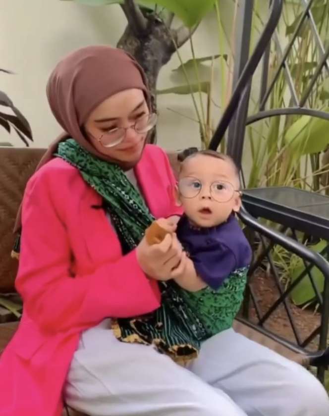 Tajir Melintir, 10 Artis Ini Gendong Bayinya dengan Kain Jarik, Gaya Lesty Kejora Jadi Sorotan!